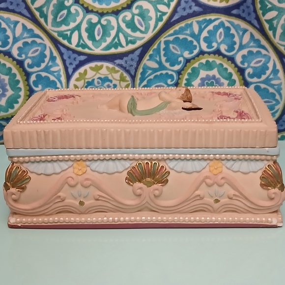 Vintage Sculpted Resin Jewelry Box With Cherub Design - Picture 7 of 14